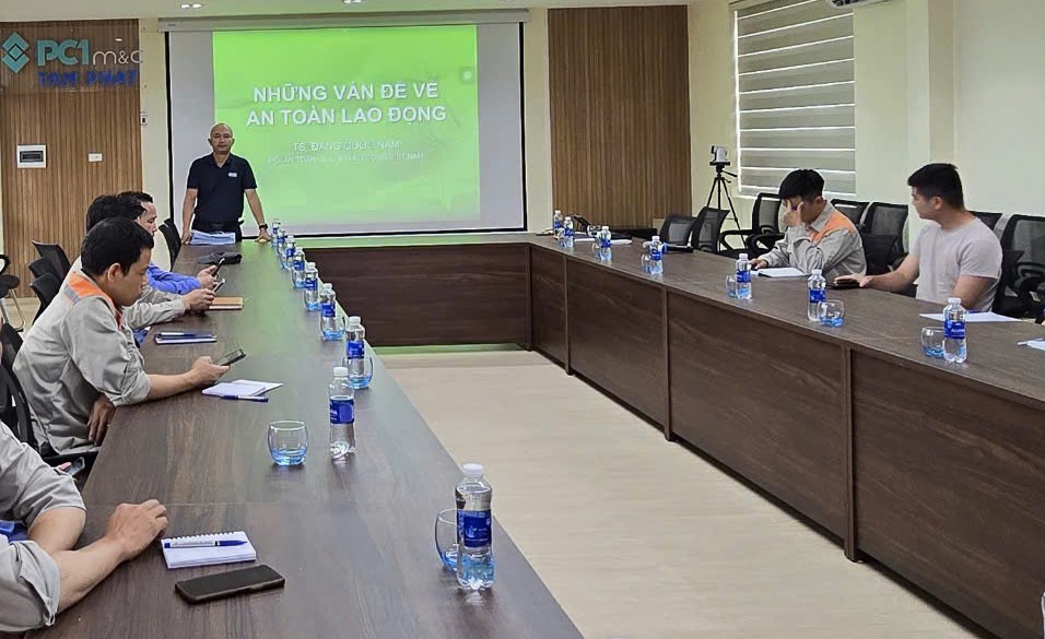 HUẤN LUYỆN AT, VSLĐ TẠI CÔNG TY CỔ PHẦN KHOÁNG SẢN TẤN PHÁT