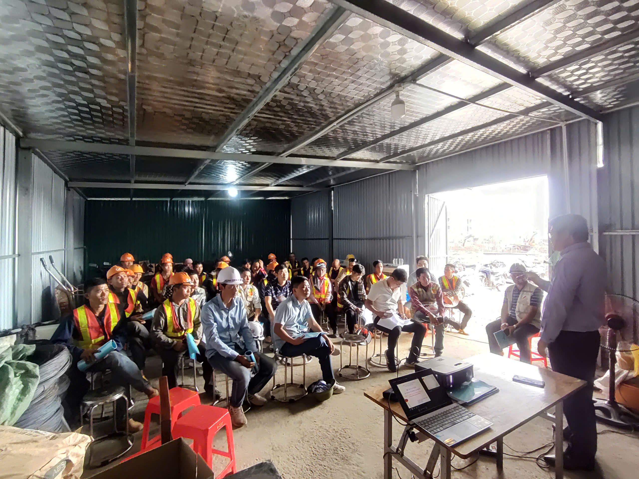 Huấn luyện an toàn, vệ sinh lao động tại Công ty TNHH Thương mại Sản xuất & Dịch vụ Hồng Hà