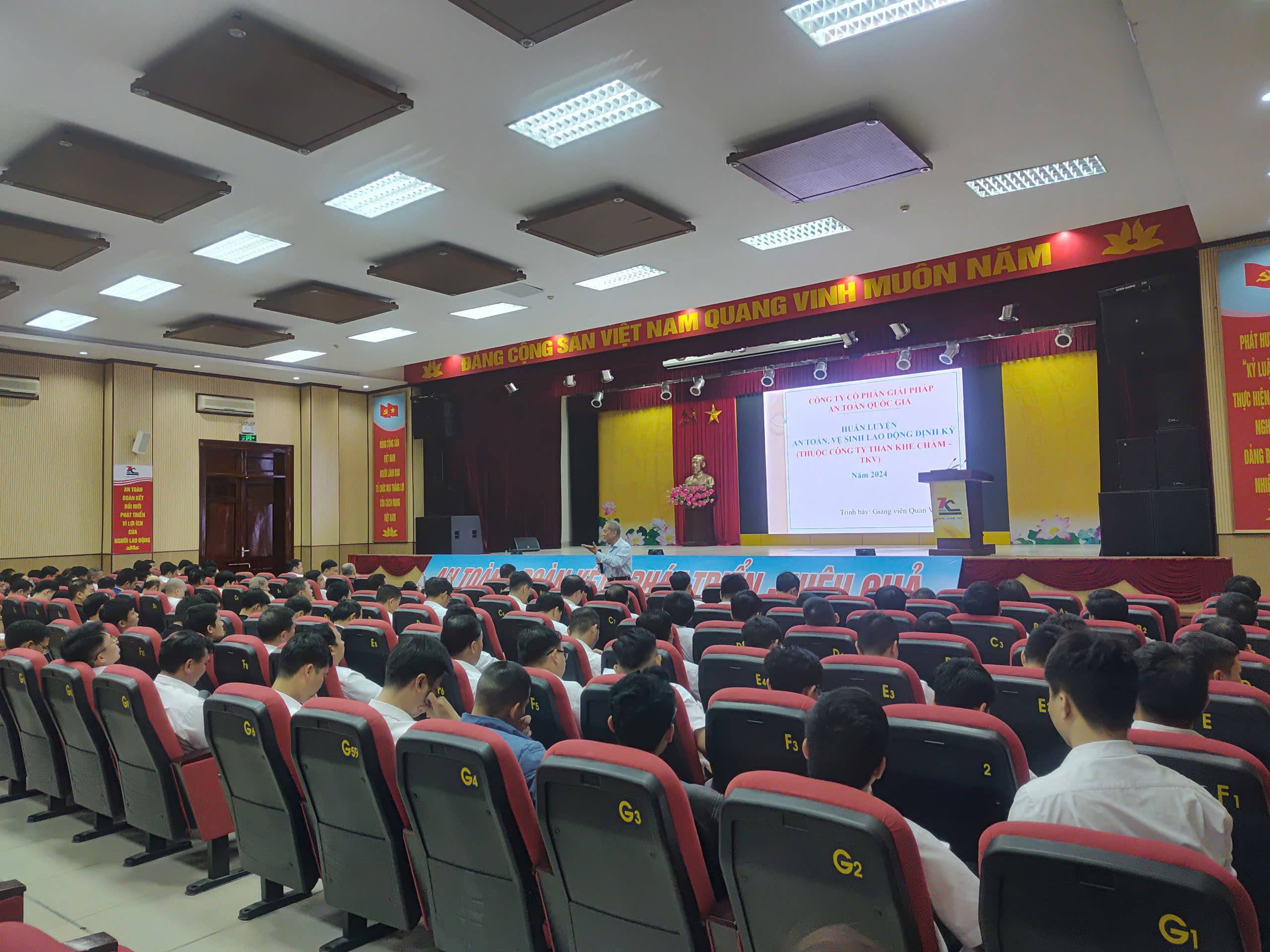 HUẤN LUYỆN AN TOÀN, VỆ SINH LAO ĐỘNG TẠI CÔNG TY THAN KHE CHÀM - TKV