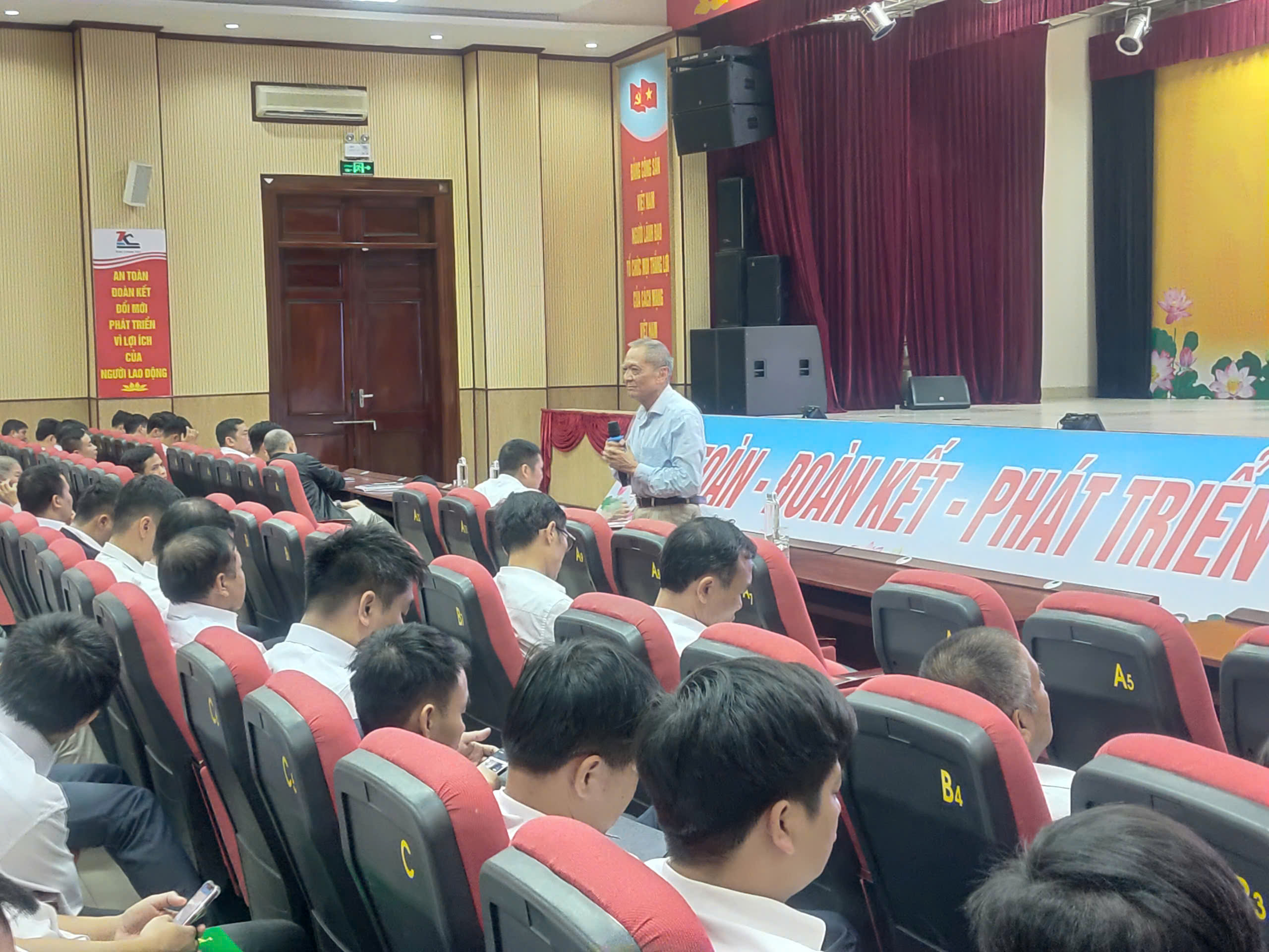 HUẤN LUYỆN AN TOÀN, VỆ SINH LAO ĐỘNG TẠI CÔNG TY THAN KHE CHÀM - TKV