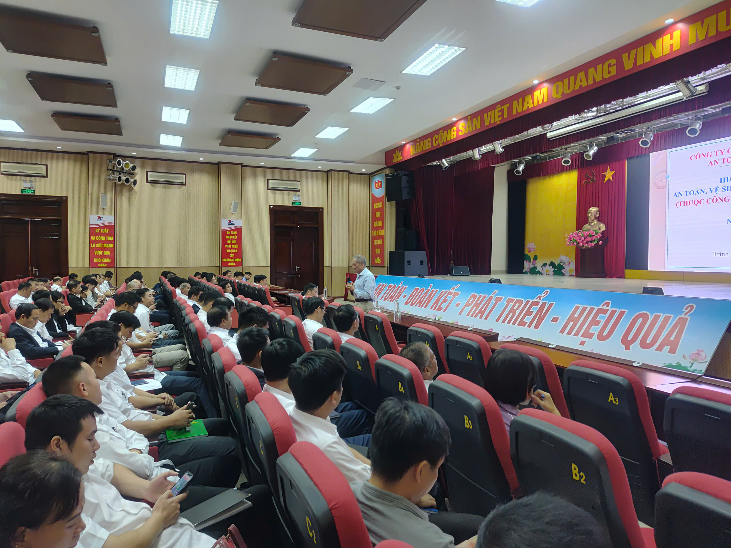 HUẤN LUYỆN AN TOÀN, VỆ SINH LAO ĐỘNG TẠI CÔNG TY THAN KHE CHÀM - TKV