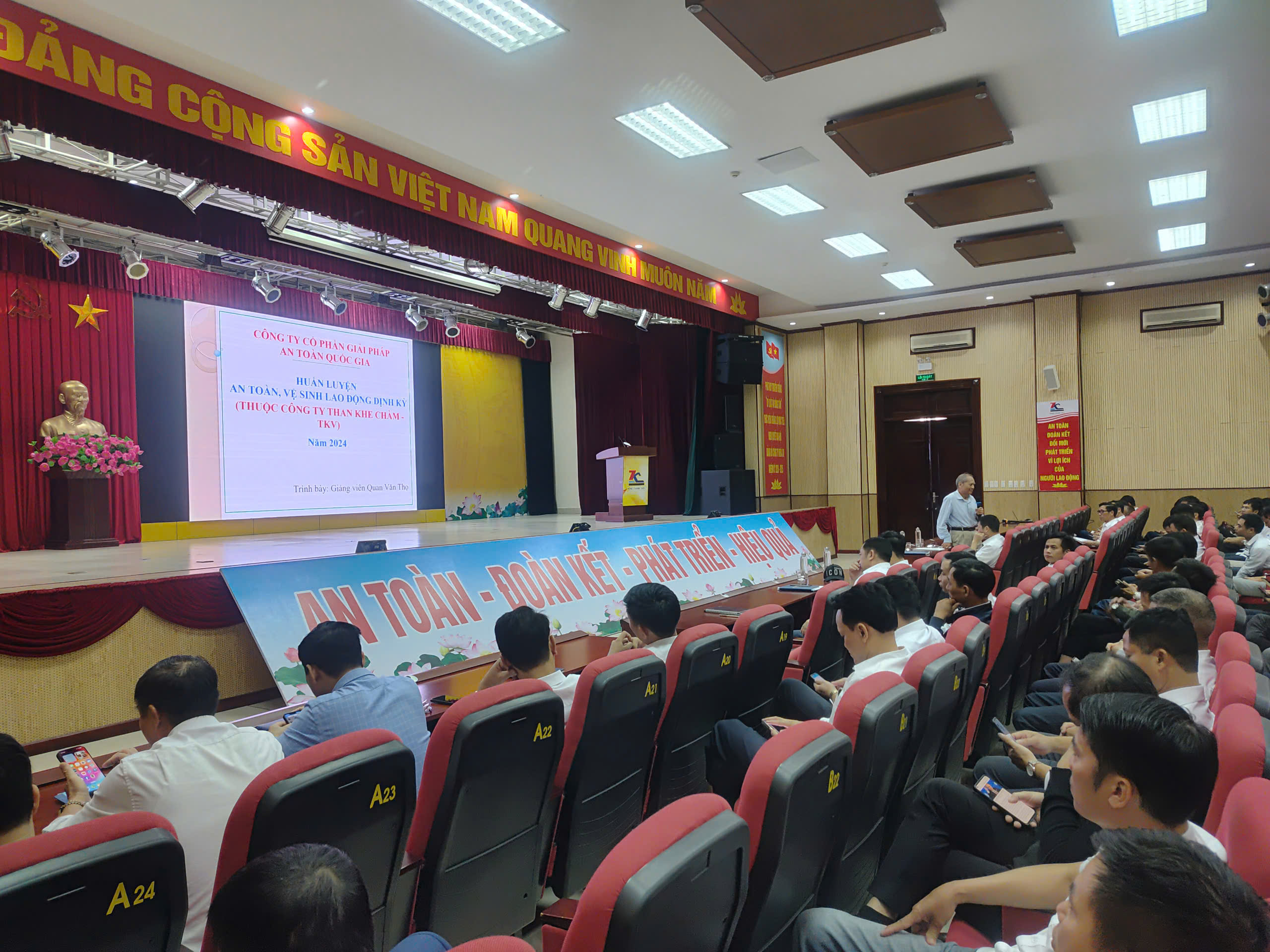 HUẤN LUYỆN AN TOÀN, VỆ SINH LAO ĐỘNG TẠI CÔNG TY THAN KHE CHÀM - TKV