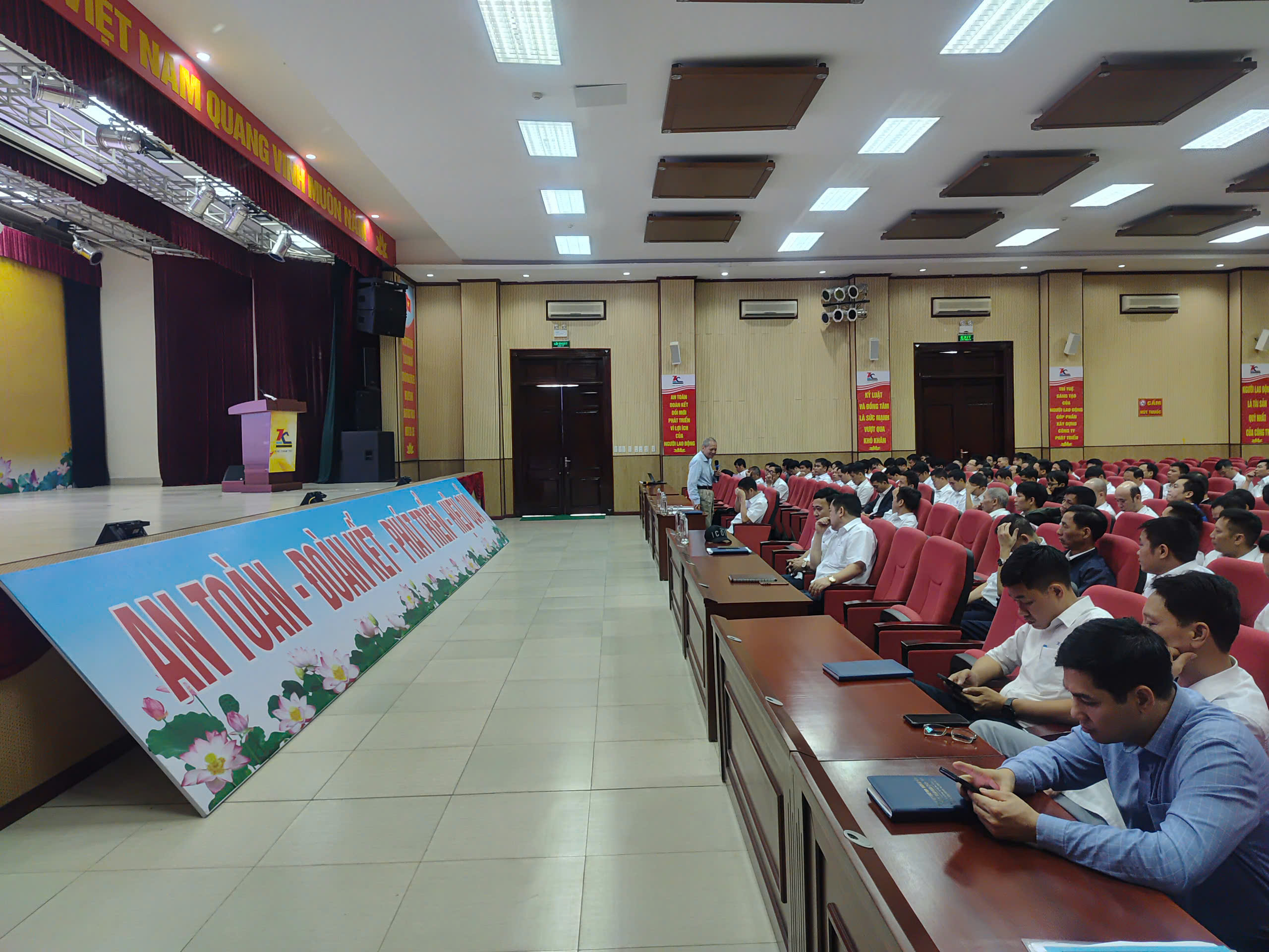 HUẤN LUYỆN AN TOÀN, VỆ SINH LAO ĐỘNG TẠI CÔNG TY THAN KHE CHÀM - TKV