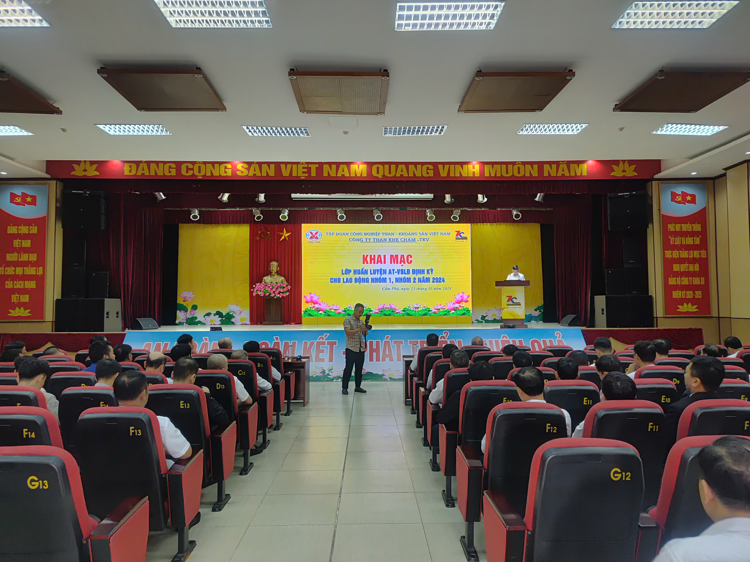 HUẤN LUYỆN AN TOÀN, VỆ SINH LAO ĐỘNG TẠI CÔNG TY THAN KHE CHÀM - TKV